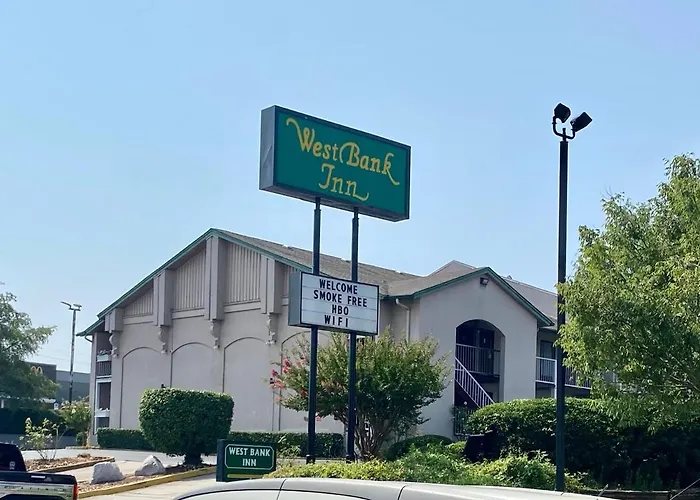 Family Hotel: West Bank Inn